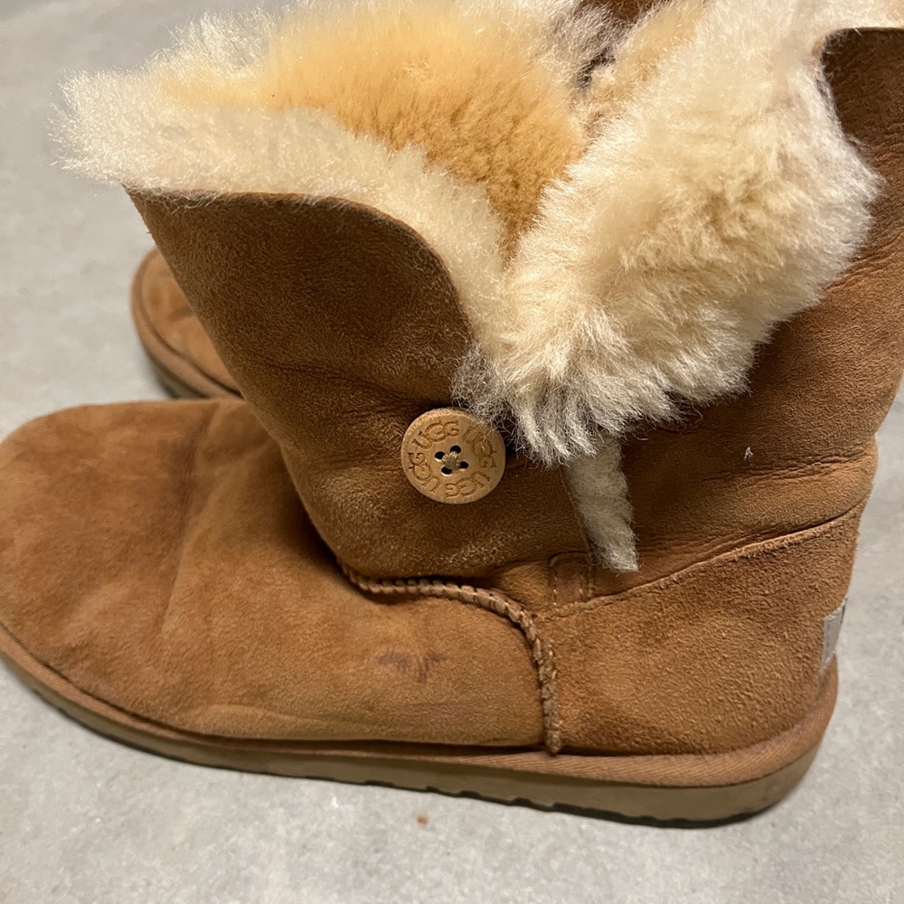 Ugg Button Bailey - image 3
